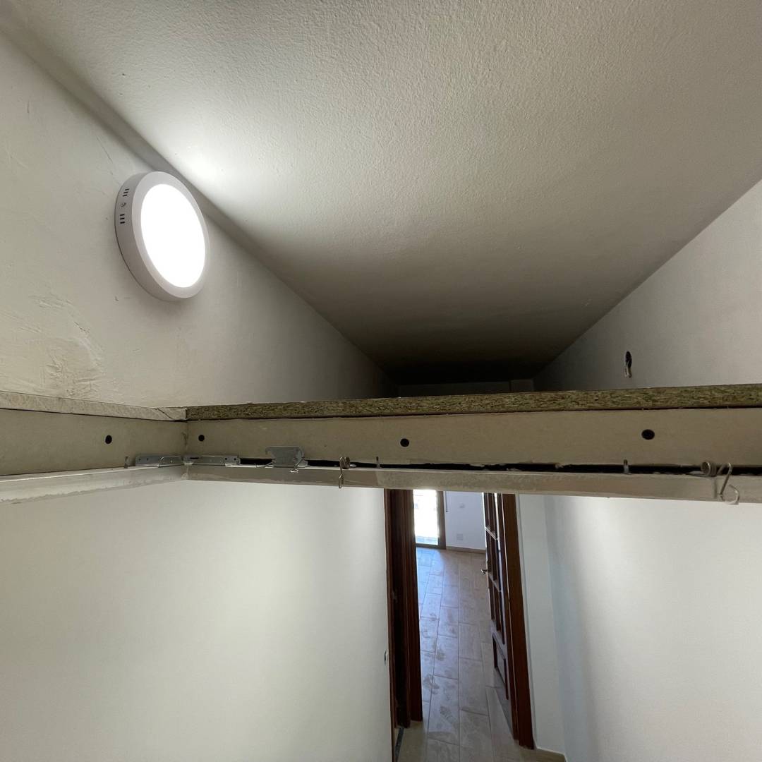 Altillo almacenaje en pasillo