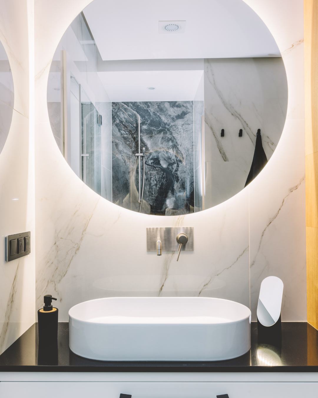 Iluminación en baño pequeño