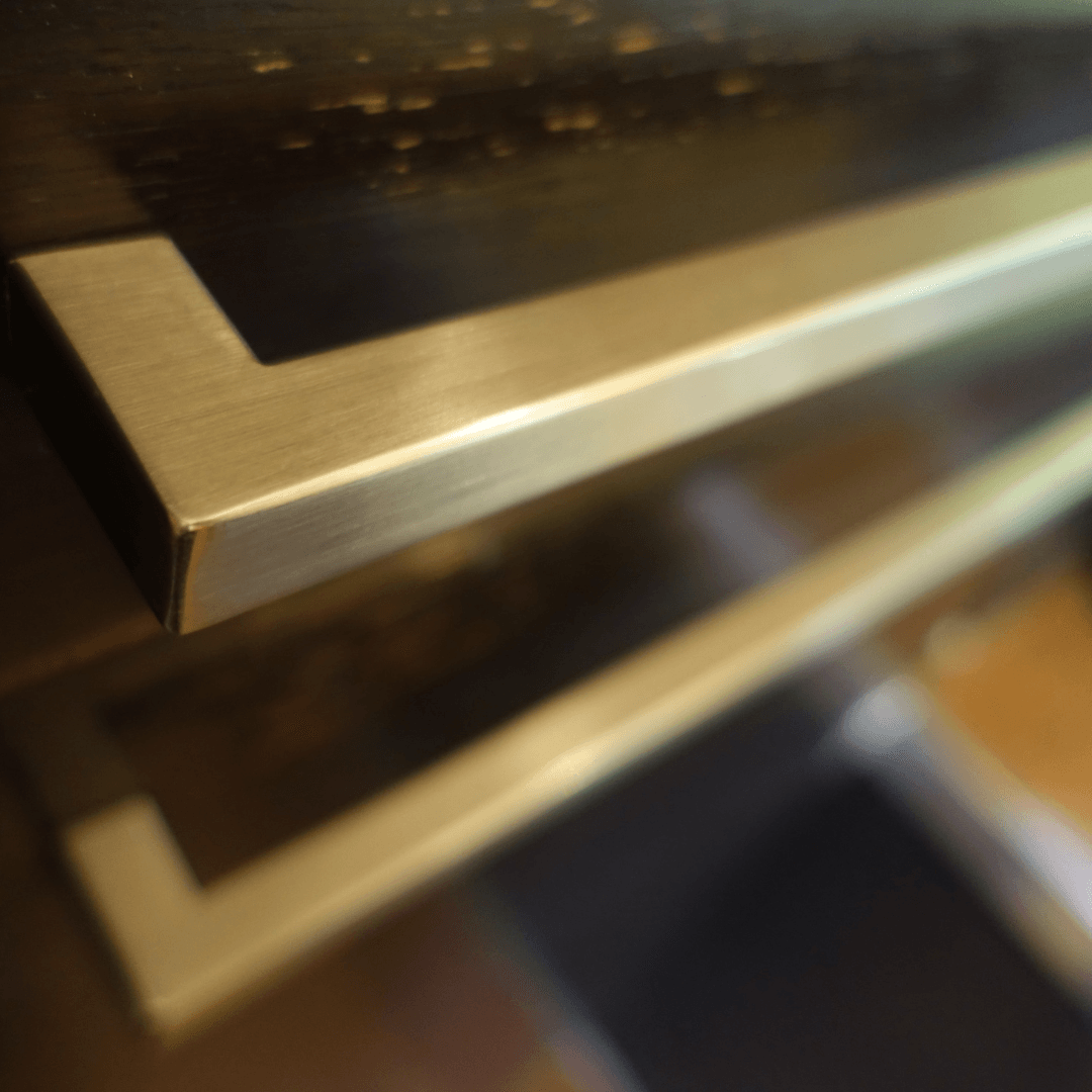 Pequeñas reformas en casa tiradores de muebles y puertas dorados